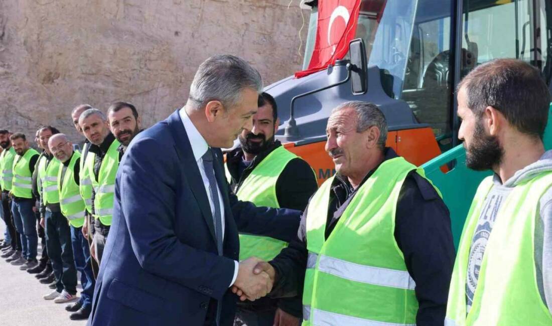 Mardin Valisi ve Büyükşehir Belediyesi Başkan Vekili Tuncay Akkoyun, asfaltlama