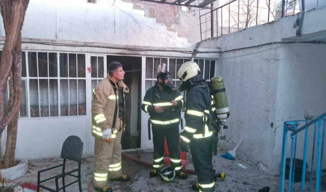 Mardin’in Artuklu ilçesinde bir evde çıkan yangın, itfaiye ekiplerince söndürüldü.