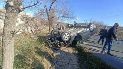 Mardin’in Artuklu ilçesinde otomobilin takla attığı trafik kazasında şans eseri