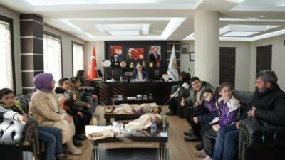 Adıyaman’ın Kahta ilçesinde özel çocuklar Belediye Başkanı Mehmet Can Hallaç’ı