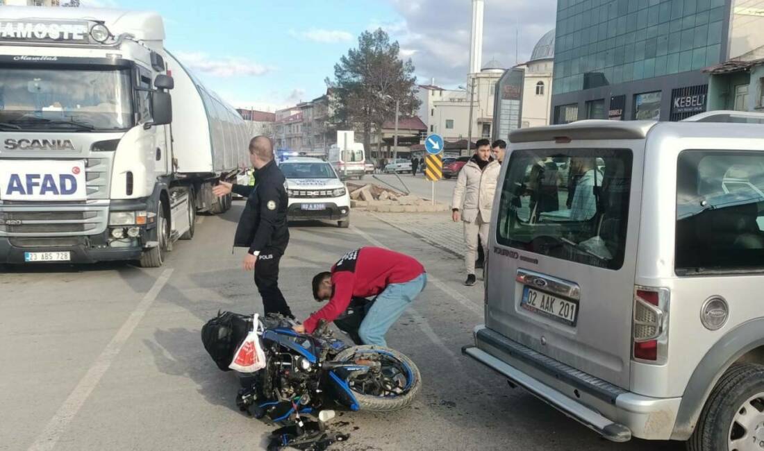 Adıyaman’ın Gölbaşı ilçesinde motosiklet ile hafif ticari aracın çarpışması sonucu