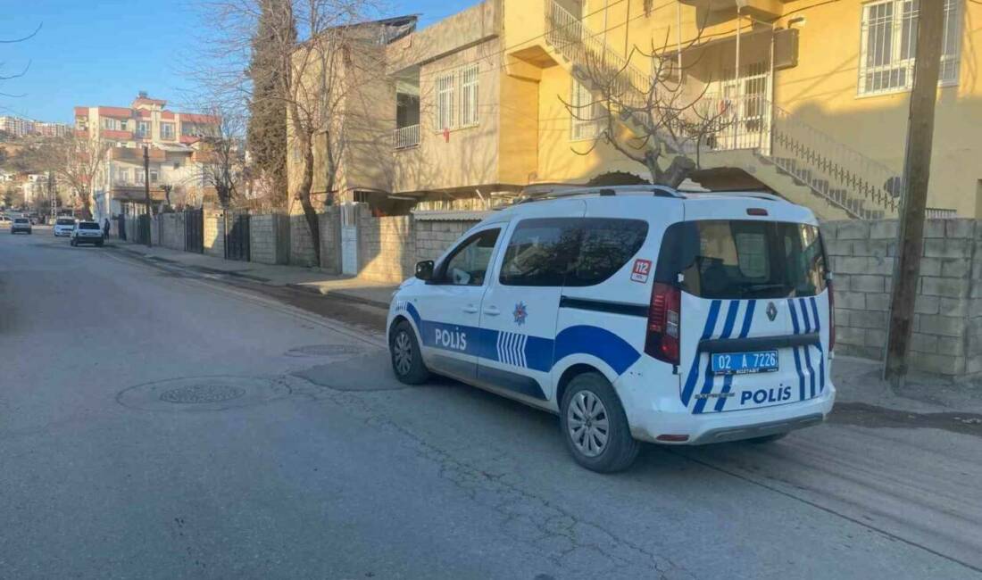 Adıyaman’da, bir kişi önce bıçaklandı, ardından sopayla dövülerek hastanelik oldu.