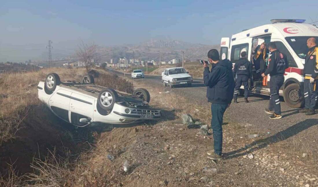 Diyarbakır’ın Çermik ilçesinde devrilen otomobilde dede ve torunu yaralandı.