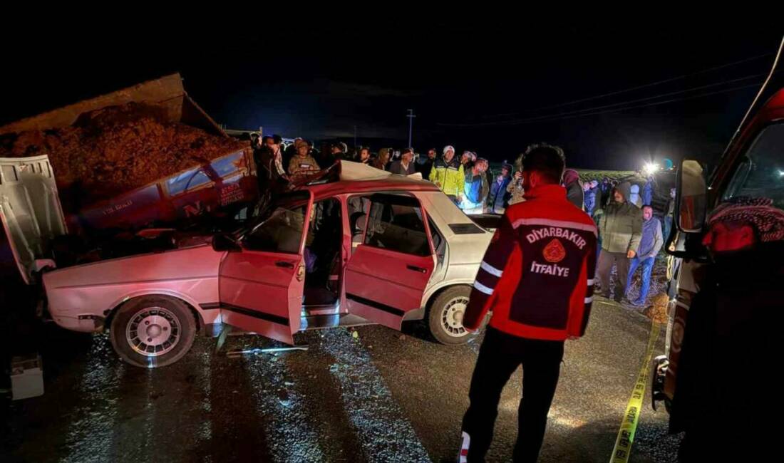 Diyarbakır’ın Ergani ilçesinde seyir halindeki otomobilin park halindeki römorka çarpması