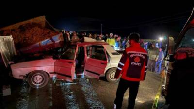 Diyarbakır’ın Ergani ilçesinde seyir halindeki otomobilin park halindeki römorka çarpması