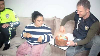 Şanlıurfa’nın Ceylanpınar ilçesinde polisler engelli genç kıza doğum günü sürprizi