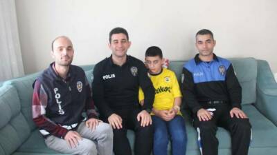 Şanlıurfa’nın Ceylanpınar ilçesinde polisler, görme engelli çocuğa, taraftarı olduğu Fenerbahçe’nin