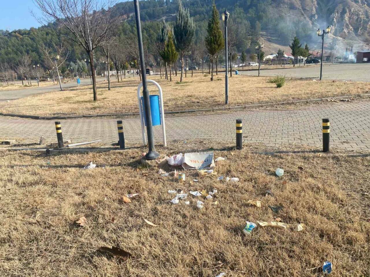 Adıyaman’da, mesire alanı içerisine rast gele atılan çöpler tepkilere neden