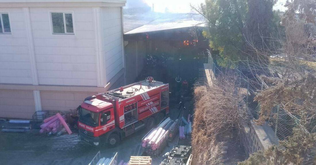 Şanlıurfa’da bir tekstil fabrikasında yangın çıktı. Yangın sonrası olay yerine