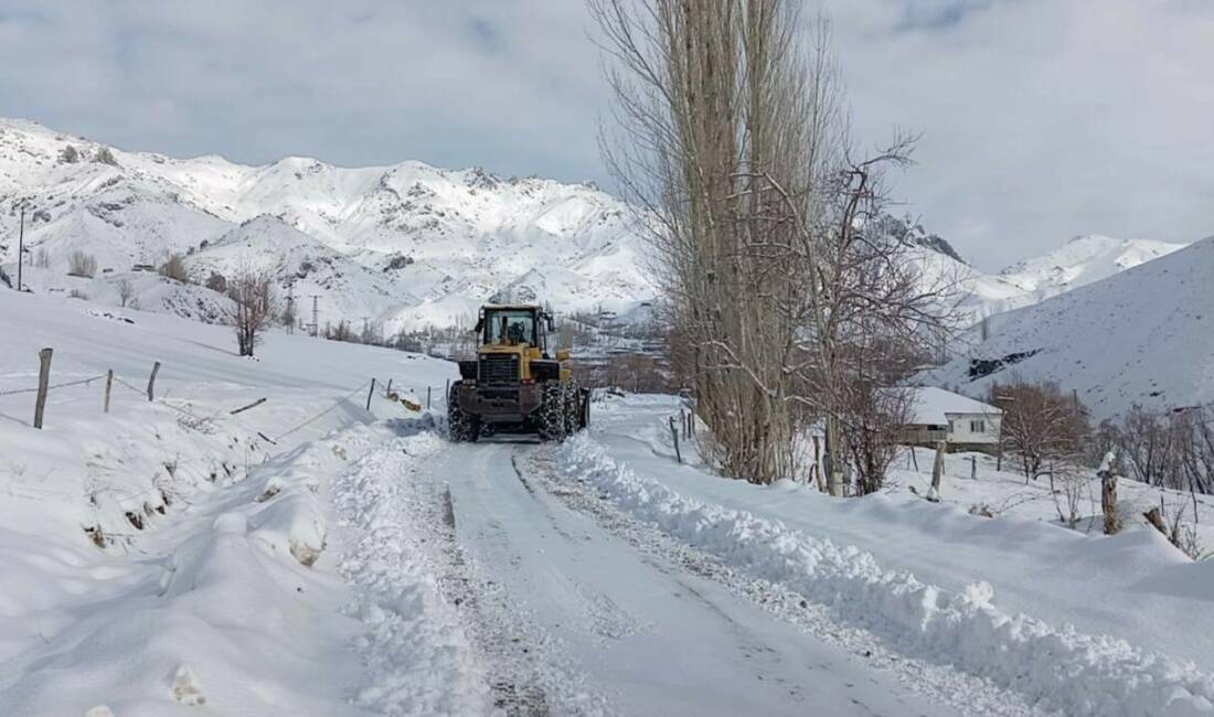 Şırnak’ın Beytüşşebap ilçesinde kar nedeniyle kapanan köy yolları ulaşıma açıldı.