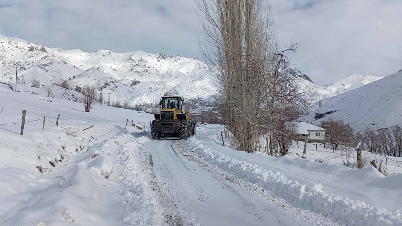 Şırnak’ın Beytüşşebap ilçesinde kar nedeniyle kapanan köy yolları ulaşıma açıldı.