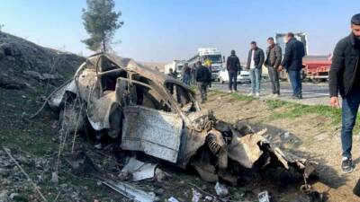 Şanlıurfa’da tırla çarpışıp şarampole devrilen otomobilin sürücüsü ağır yaralandı.