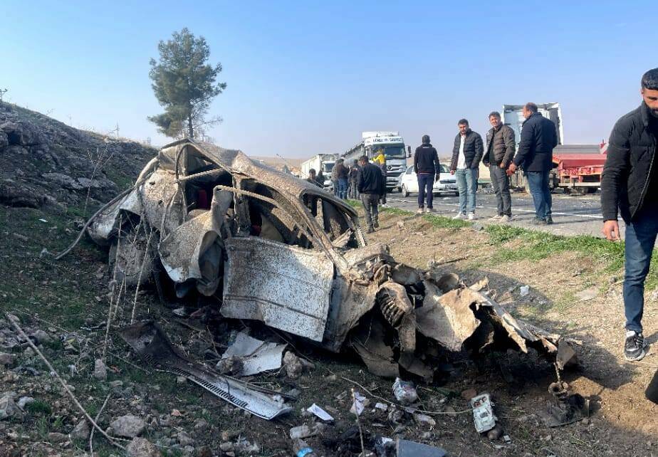 Şanlıurfa’da tırla çarpışıp şarampole devrilen otomobilin sürücüsü ağır yaralandı.