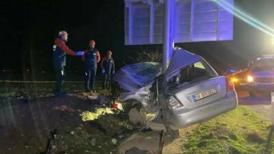 Adıyaman’da kontrolden çıkan otomobilin trafik levhası direğine çarpması sonucu meydana