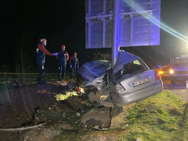 Adıyaman’da kontrolden çıkan otomobilin trafik levhası direğine çarpması sonucu meydana