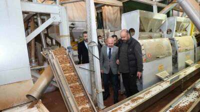 Adıyaman Valisi Osman Varol, organize sanayi bölgesinde faaliyet gösteren fabrikalarda