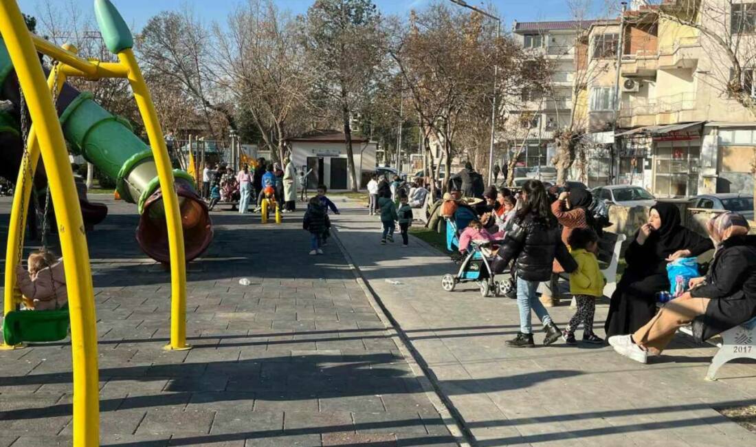 Adıyaman’da, güneşli havayı fırsat bilen vatandaşlar park ve bahçeleri doldurdu.