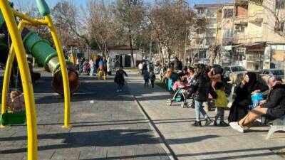 Adıyaman’da, güneşli havayı fırsat bilen vatandaşlar park ve bahçeleri doldurdu.