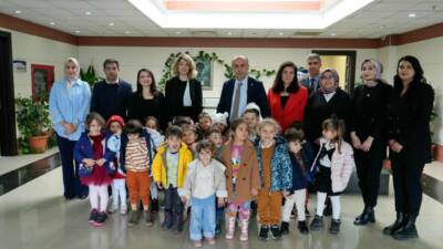 Adıyaman Üniversitesi Uygulama Anaokulu öğrencileri, öğretim üyeleri ve öğretmenleri eşliğinde