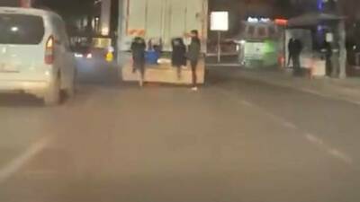 Gaziantep’te, 4 çocuğun seyir halindeki kamyonun arkasına tutunarak yolculuk yaptığı