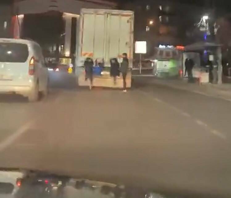 Gaziantep’te, 4 çocuğun seyir halindeki kamyonun arkasına tutunarak yolculuk yaptığı