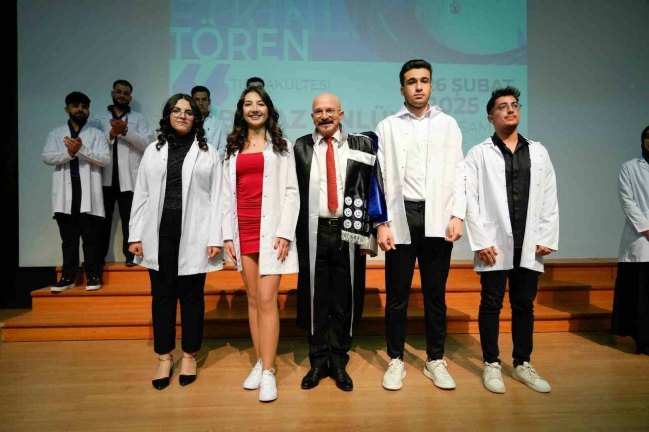 Adıyaman Üniversitesi Tıp Fakültesi 1. sınıf öğrencileri için beyaz önlük