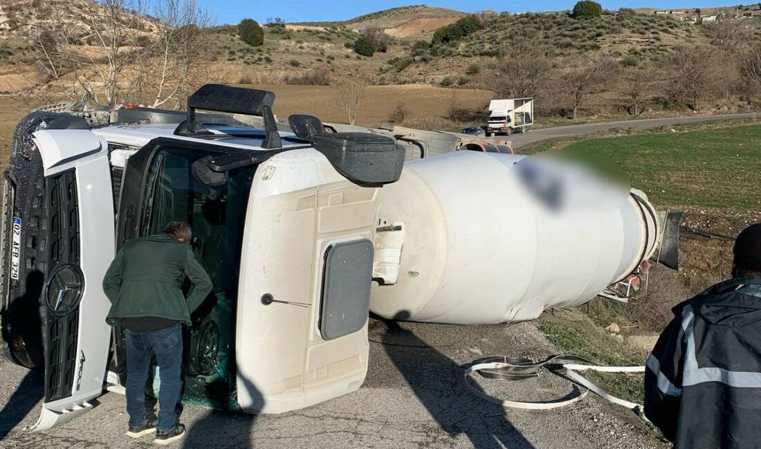 Adıyaman’da, sürücüsünün direksiyon hakimiyetini kaybettiği beton mikseri devrildi.