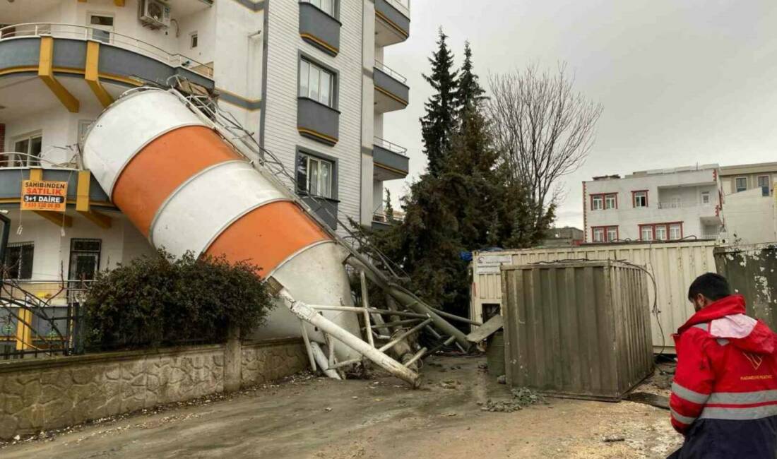 Adıyaman’da, beton silosu devrilerek balkonun üzerine düştü.