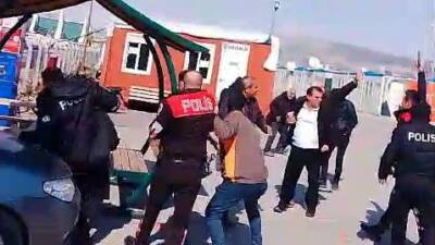 Adıyaman’da depremzedeler, 5 gündür susuz oldukları gerekçesiyle eylem yaptı. Eylemde