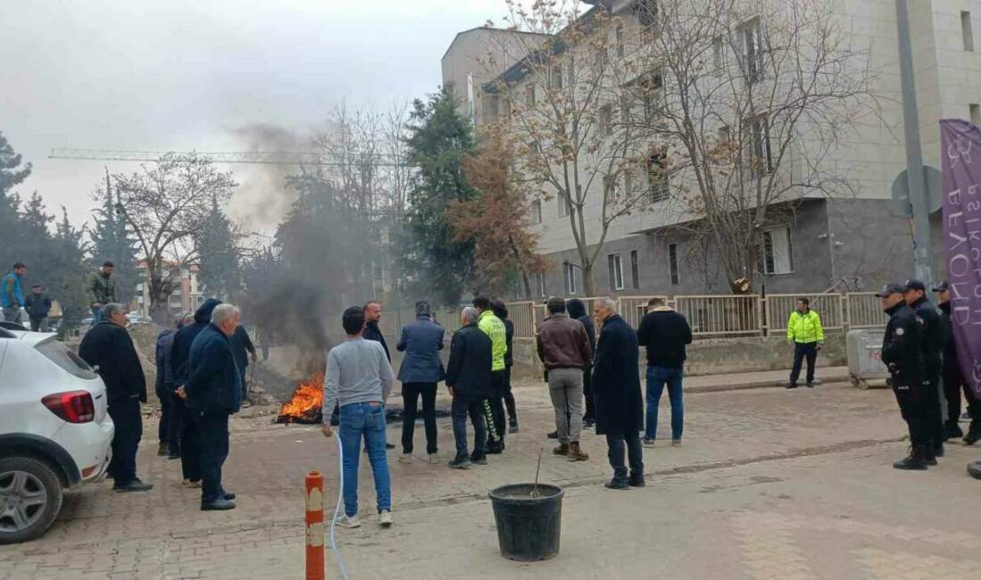 Adıyaman’da, esnaflar bölgelerinde bulunan sokakta daraltılmanın yapılmasına tepki göstererek eylem