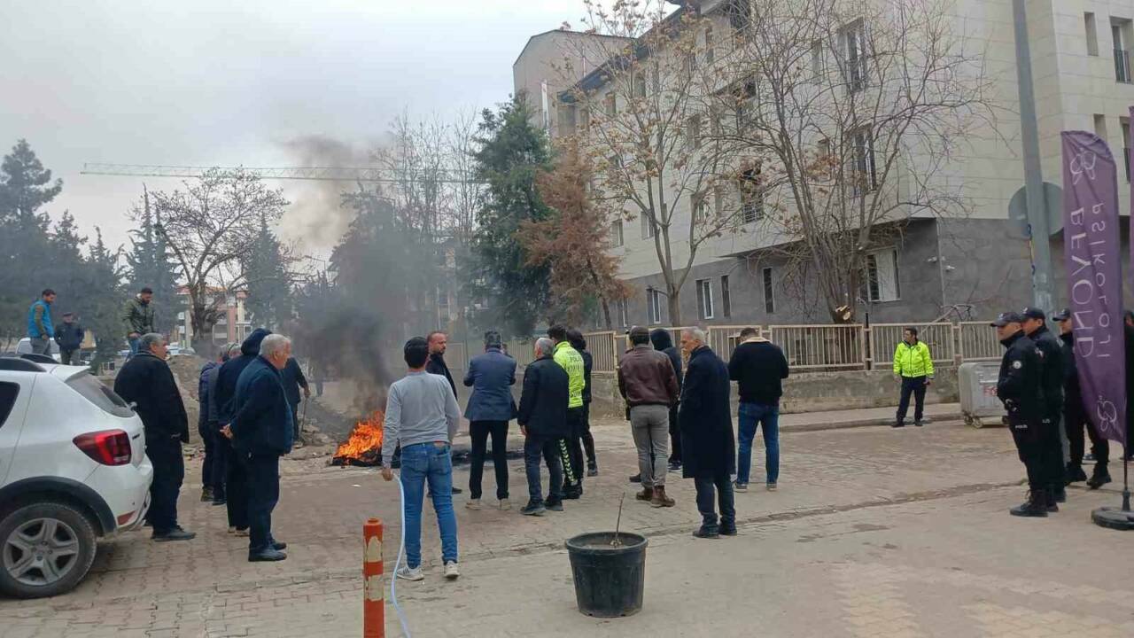 Adıyaman’da, esnaflar bölgelerinde bulunan sokakta daraltılmanın yapılmasına tepki göstererek eylem