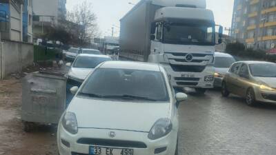 Adıyaman’ın Gölbaşı ilçesinde park halindeki bir otomobil, motorunda meydana gelen