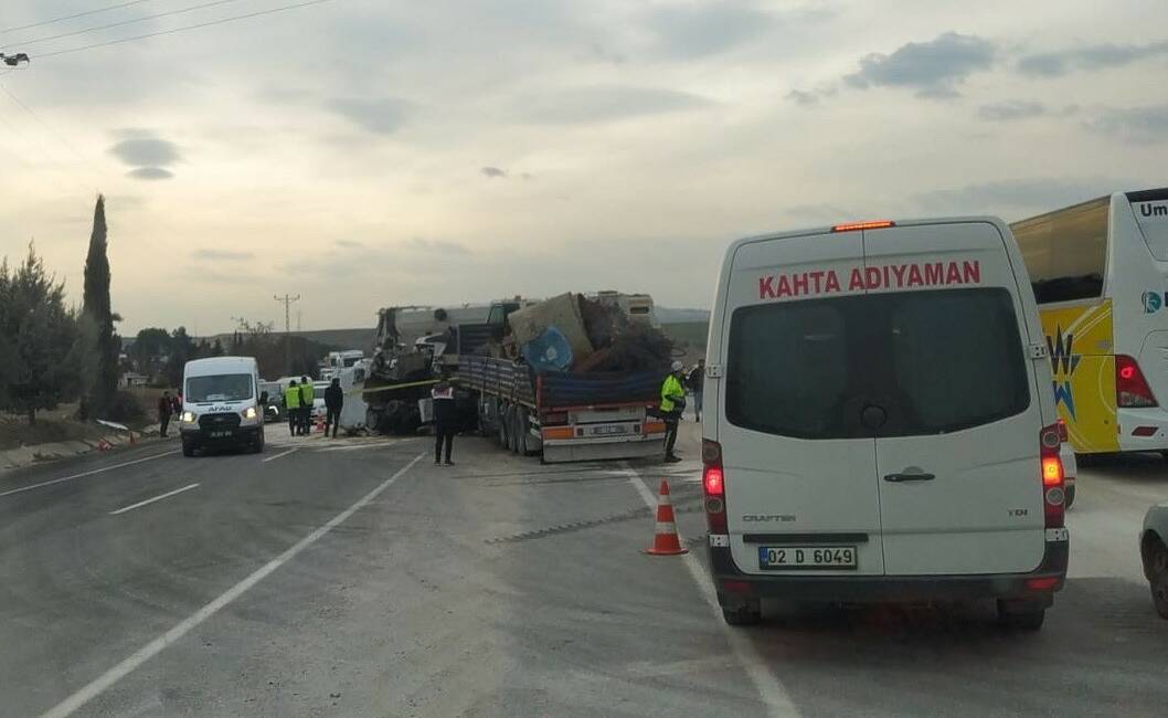 Adıyaman’da tır ile vincin çarpışması sonucu meydana gelen kazada 1’i