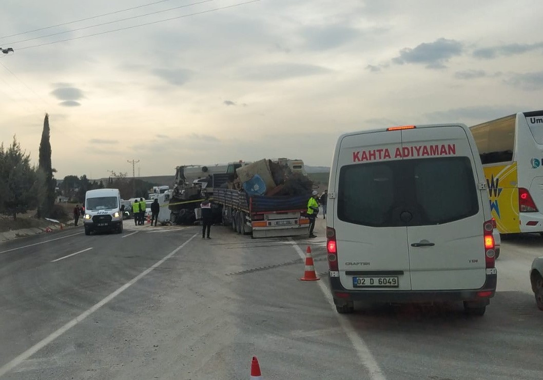 Adıyaman’da tır ile vincin çarpışması sonucu meydana gelen kazada 1’i