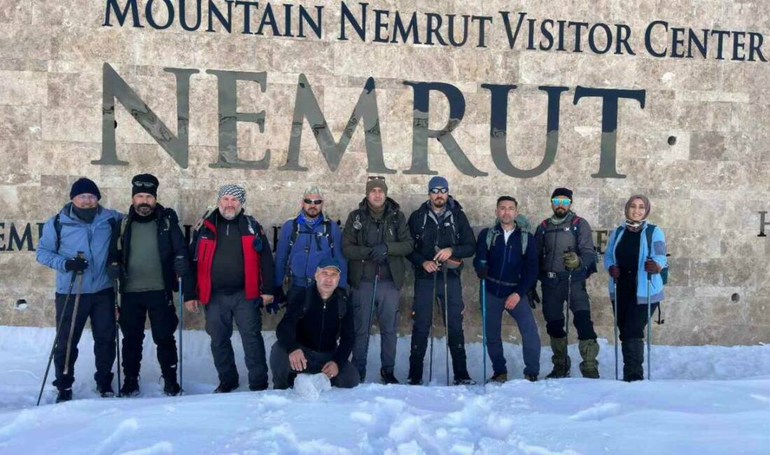 Adıyaman’da bir grup dağçı, karla kaplı Nemrut Dağı zirvesine tırmandı.