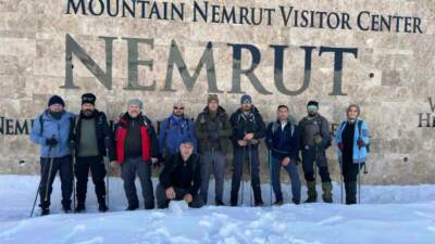 Adıyaman’da bir grup dağçı, karla kaplı Nemrut Dağı zirvesine tırmandı.