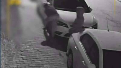Batman’da gecenin karanlığında iki otomobilin farlarını söktüğü belirlenen 2 kişi