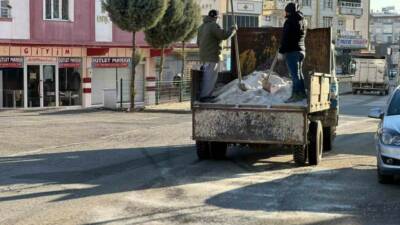 Nizip Belediyesi Temizlik ve Fen İşleri Müdürlüğü’ne bağlı ekipler, olumsuz