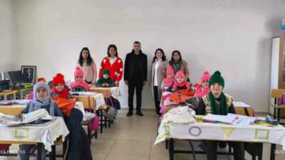 Şırnak’ın Beytüşşebap ilçesinde kadınların ördüğü atkı, bere ve eldivenler çocuklara