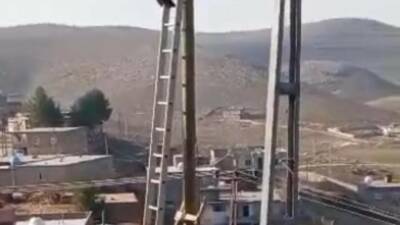 Diyarbakır’ın Çınar ilçesinde köpekten kaçan bir kedi, tırmandığı elektrik direğinde