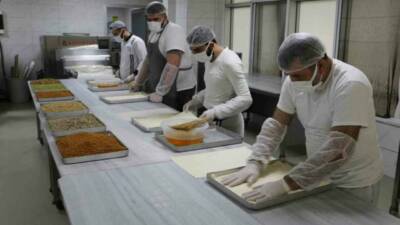 Diyarbakır’da Hacıbaba Pastaneleri, "lotuslu soğuk baklava" yaparak yeni bir damak
