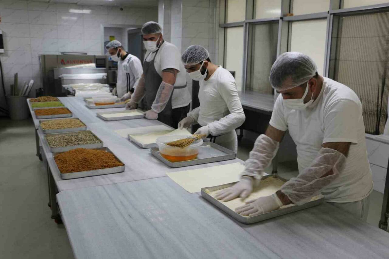 Diyarbakır’da Hacıbaba Pastaneleri, "lotuslu soğuk baklava" yaparak yeni bir damak