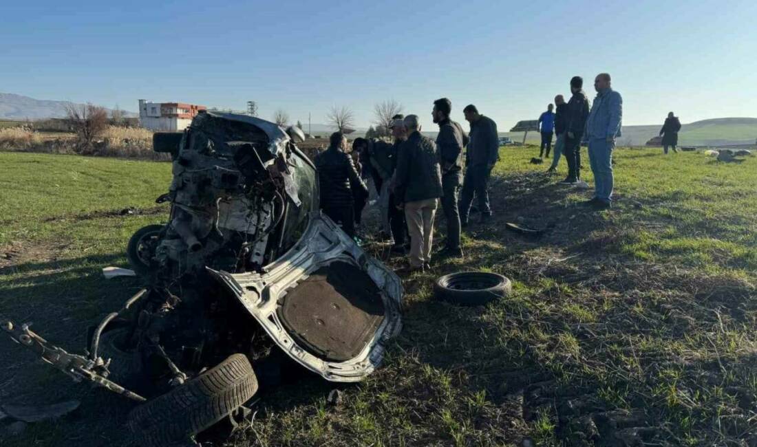 Diyarbakır’ın Silvan ilçesinde takla atan otomobilin hurdaya döndüğü kazada 2