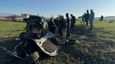 Diyarbakır’ın Silvan ilçesinde takla atan otomobilin hurdaya döndüğü kazada 2