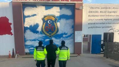 Gaziantep’te jandarma ekiplerince yapılan operasyonda yakalanan kaçak göçmen organizatörü 2