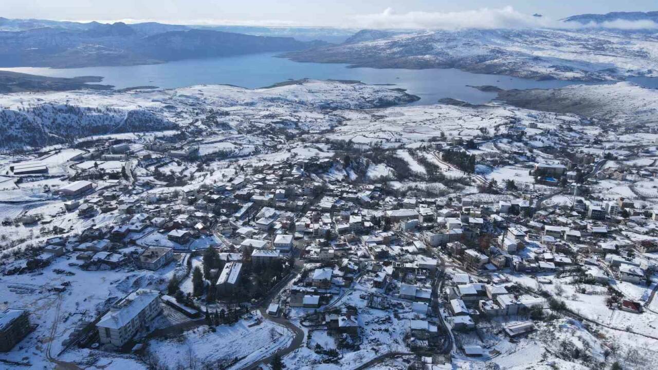 Adıyaman’ın Gerger ilçesinde etkili olan kar yağışı sonrası kartpostallık görüntüler