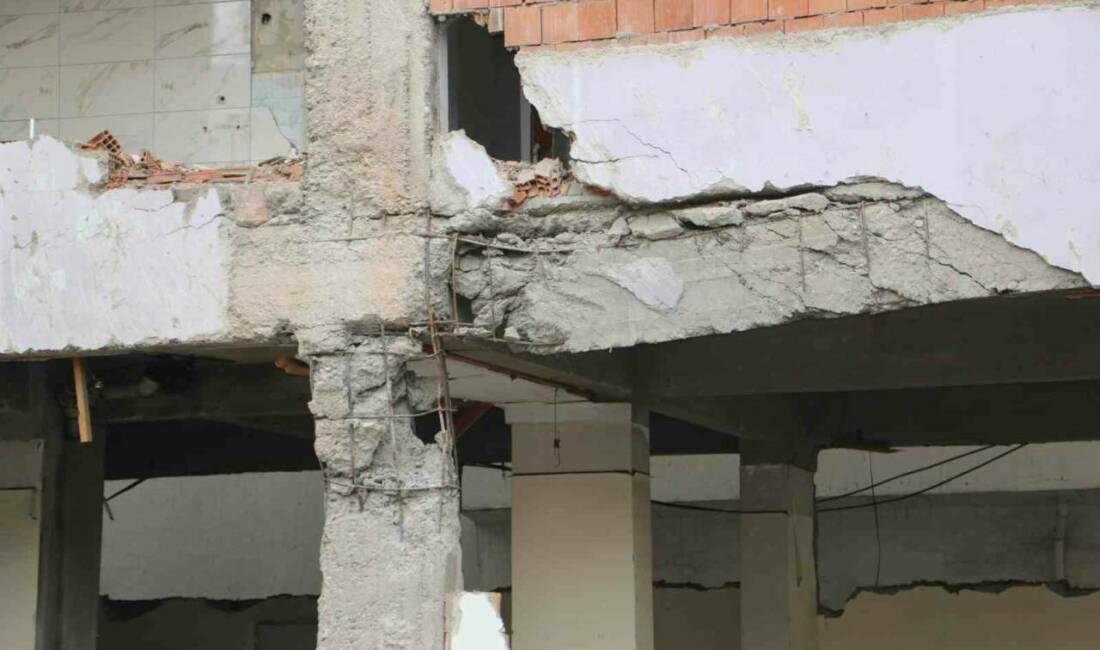 6 Şubat depremlerinden etkilenen ve yıkılan Fidan Apartmanı’na yapışık ve