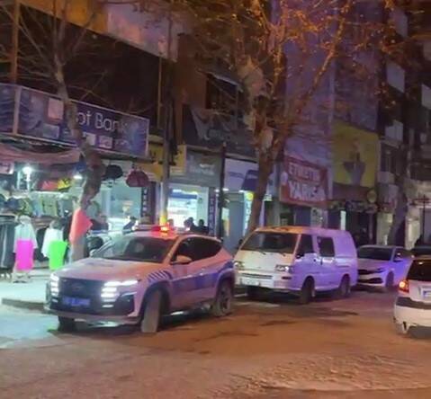 Adıyaman’da bir mağazaya girerek hırsızlık yapmaya çalışan iki şüpheliden biri