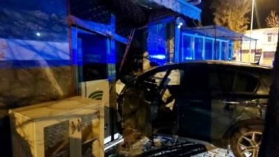 Adıyaman’ın Gölbaşı ilçesinde itfaiye aracıyla çarpışan otomobilin iş yerine girmesi