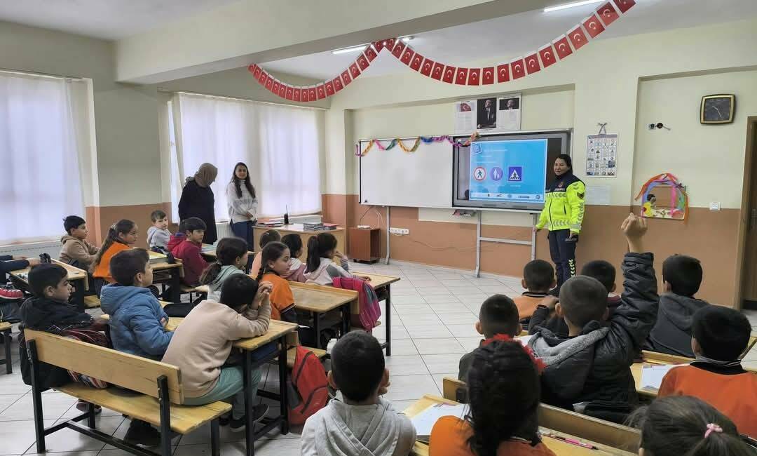 Adıyaman’ın Gölbaşı ilçesinde öğrencilere jandarma trafik timleri tarafından trafik eğitimi